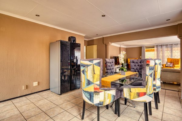 Expert cove cornice fitting services: transform your living space with style